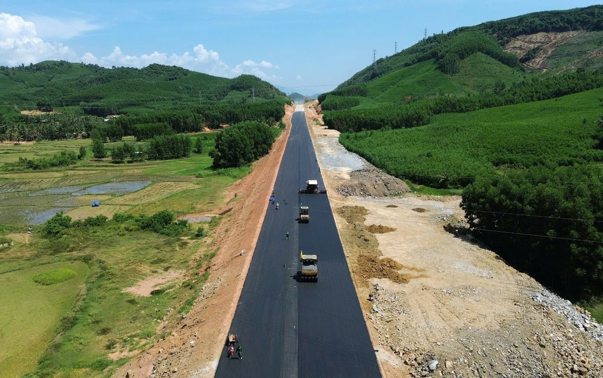 Cao tốc Quy Nhơn – Pleiku đang thi công qua địa hình đồi núi — hạ tầng thúc đẩy khách Tây Nguyên mua nhà biển
