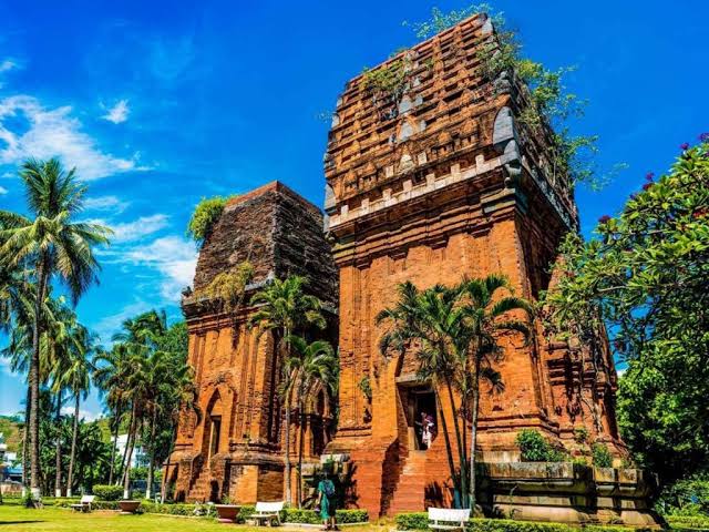 Tháp Đôi Chăm Pa tại trung tâm Quy Nhơn — điểm di sản gần The Ocean Resort Quy Nhơn