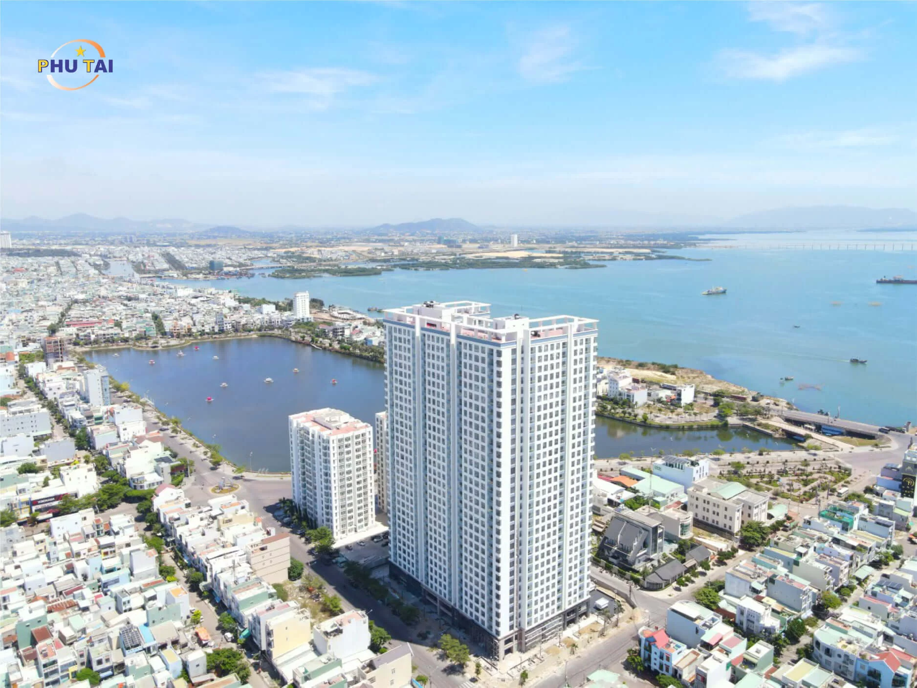 Toàn cảnh tòa nhà chung cư Phú Tài Residence nhìn từ hồ sinh thái Đống Đa