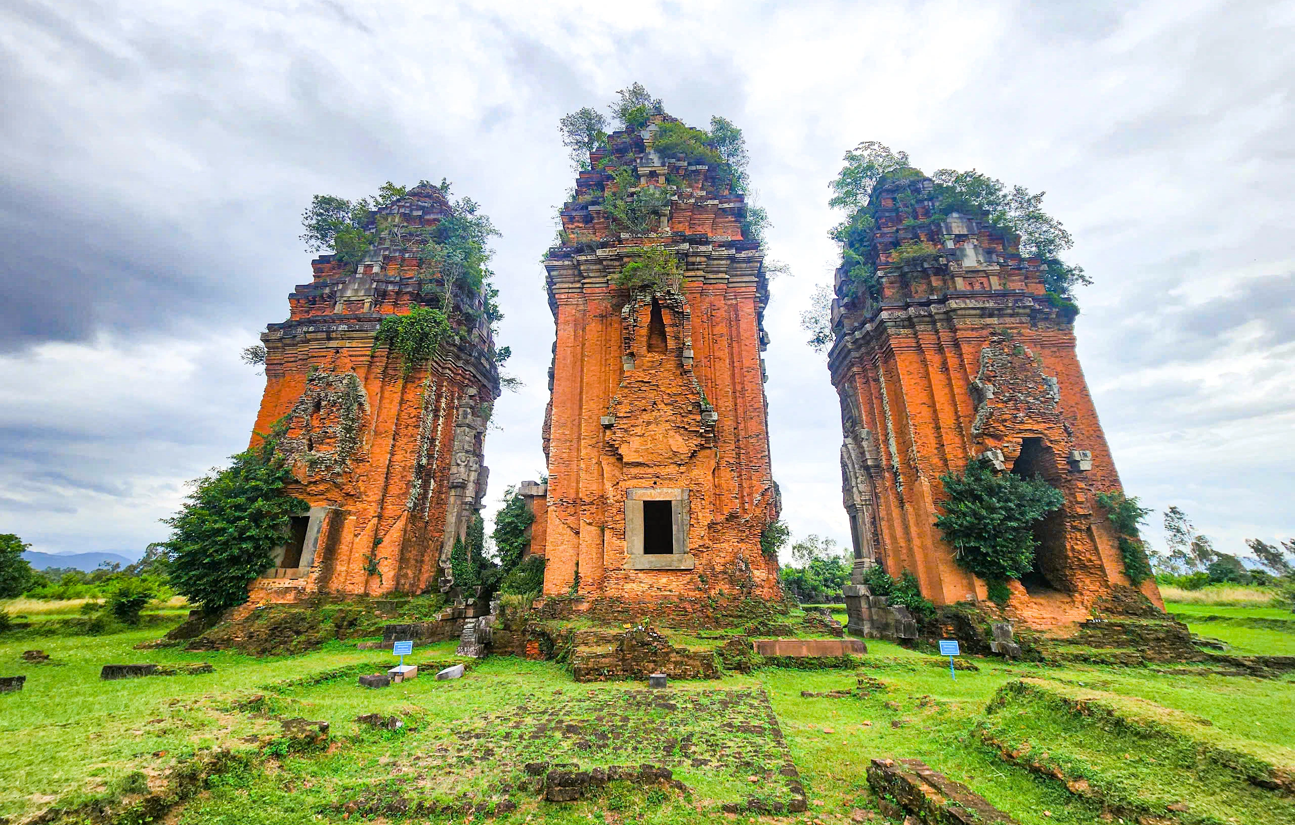 Tháp Chăm Bình Định — hệ thống di sản Vijaya khiến Quy Nhơn lọt top 25 điểm đến thế giới 2026