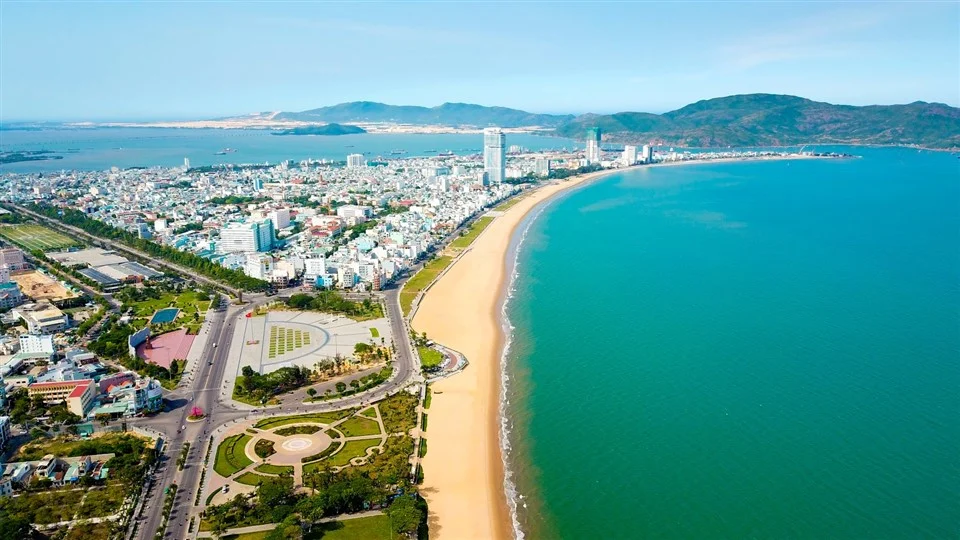 Bãi biển Quy Nhơn điểm cuối tuần cách Phú Gia Royal Park khoảng 3,2km