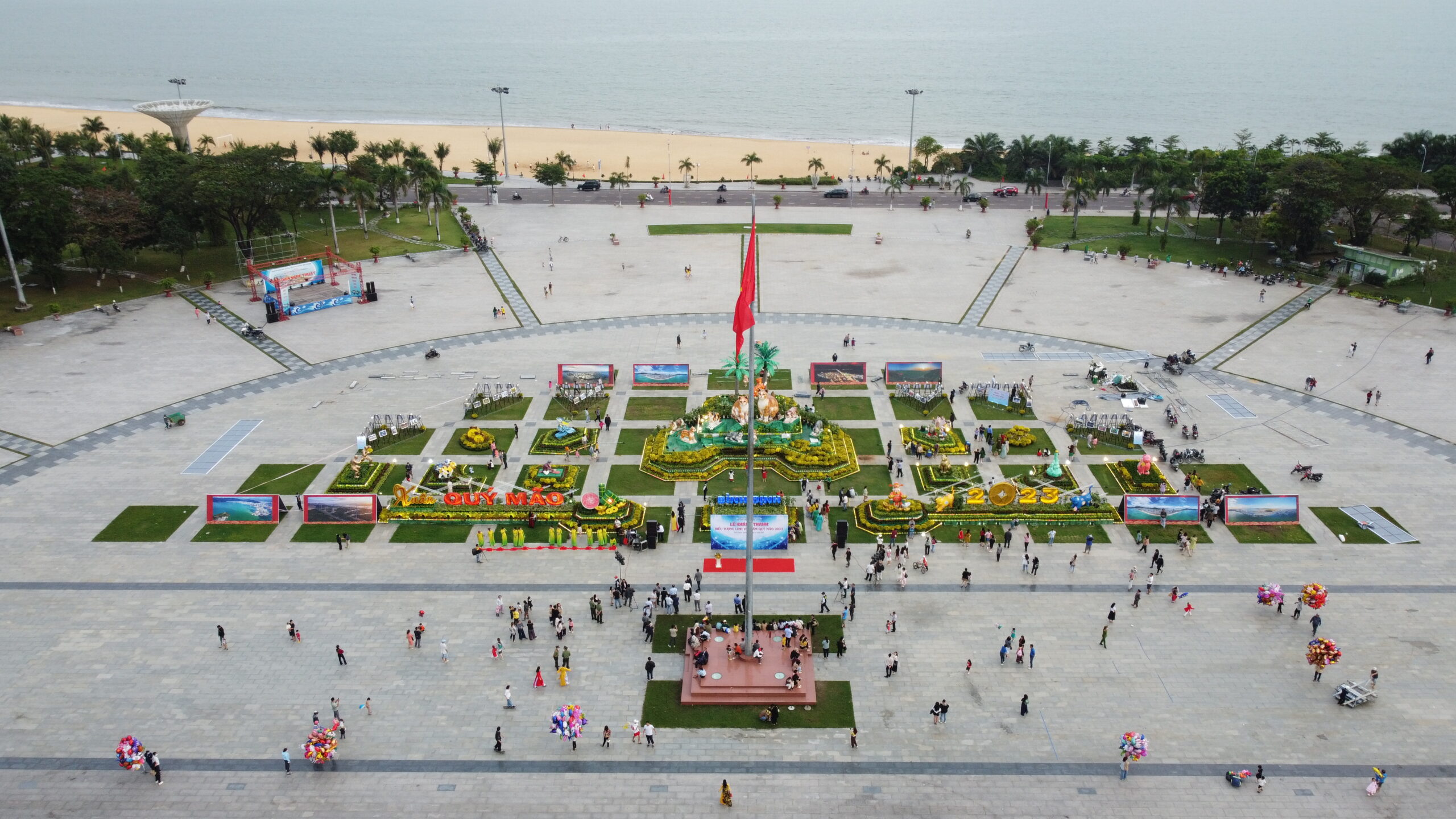 View Q'Terra Quy Nhơn hướng quảng trường — Quảng trường Nguyễn Tất Thành với sự kiện pháo hoa